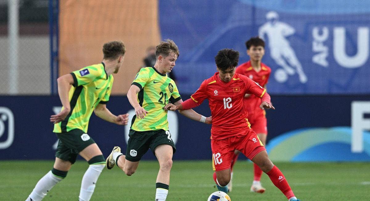 热闹足球场！球队在比赛中崭露头角