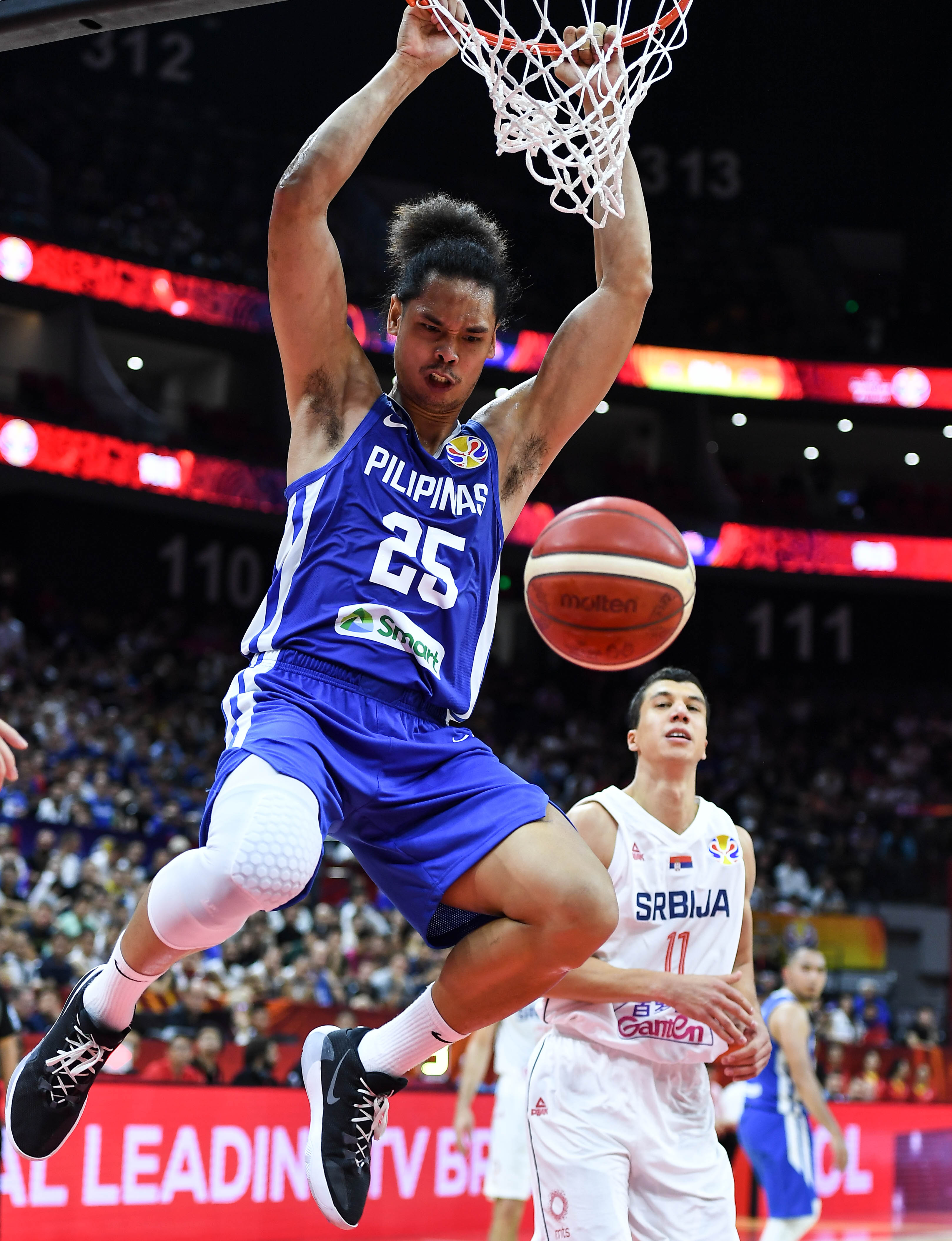 包含菲律宾篮球赛场外风波不断，球迷疯狂喊话的词条