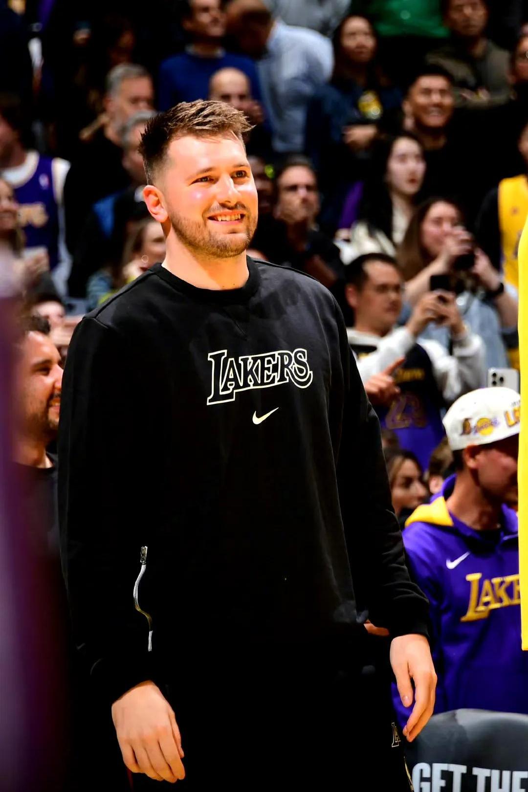 詹姆斯回归赛场，挺进下一轮首场状态亮眼，阿森纳观众沸腾！